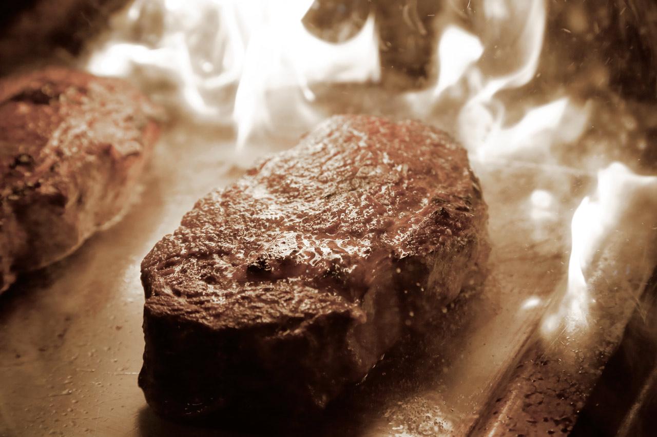 그랜드 엘리제 함부르크 호텔 함브루크 외부 사진 A steak being cooked