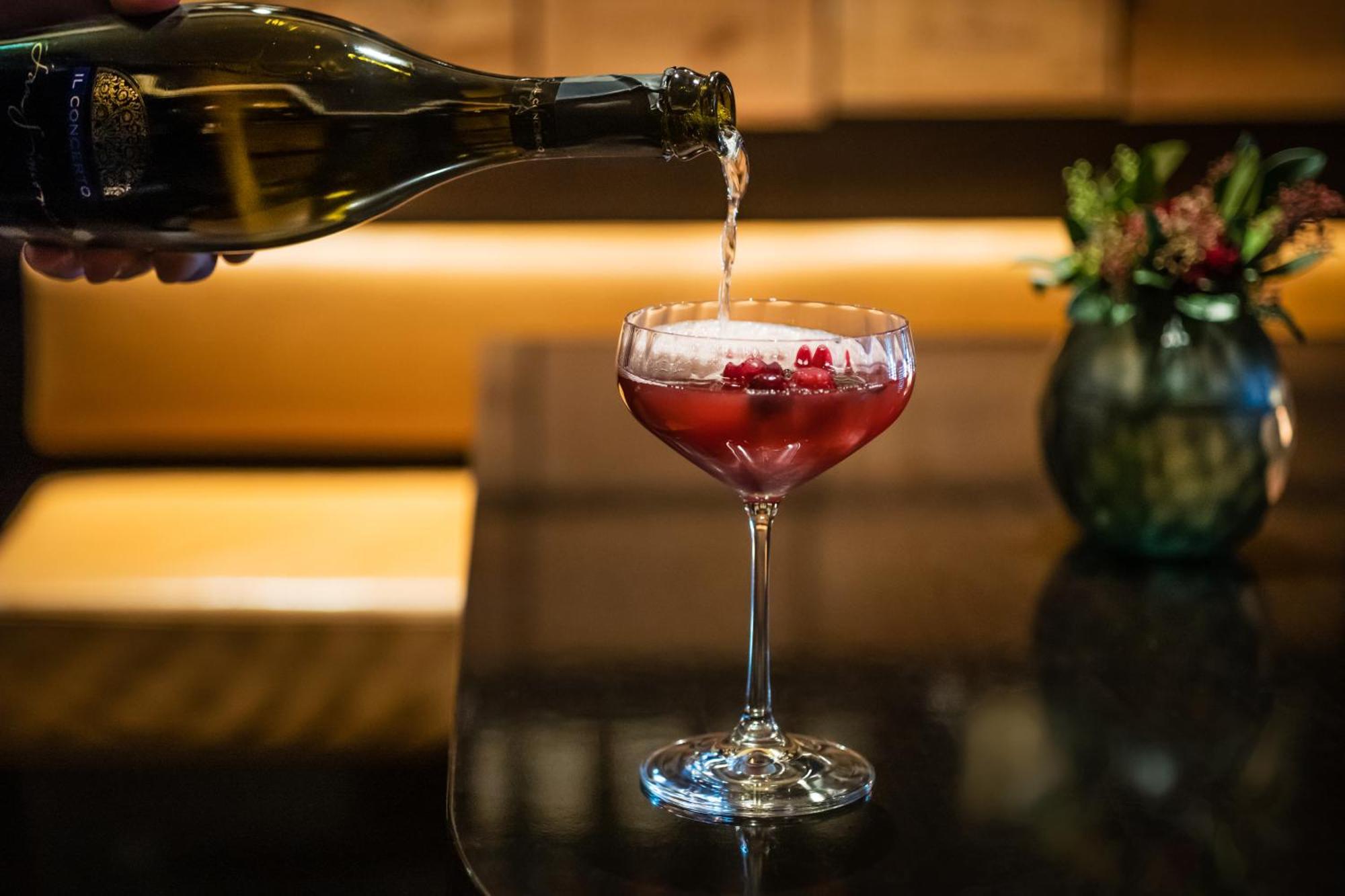 그랜드 엘리제 함부르크 호텔 함브루크 외부 사진 A Kir Royale being topped with Champagne