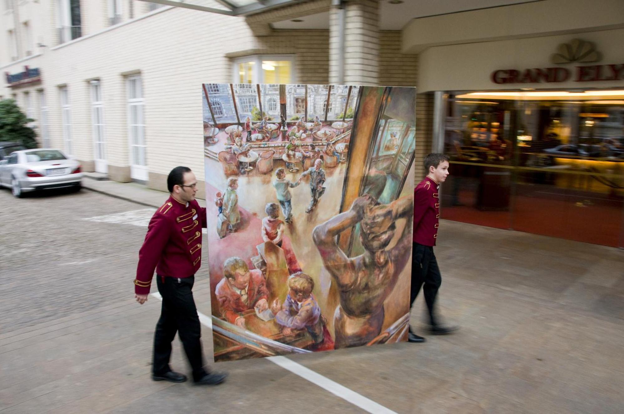 그랜드 엘리제 함부르크 호텔 함브루크 외부 사진 Two bellboys carrying a painting