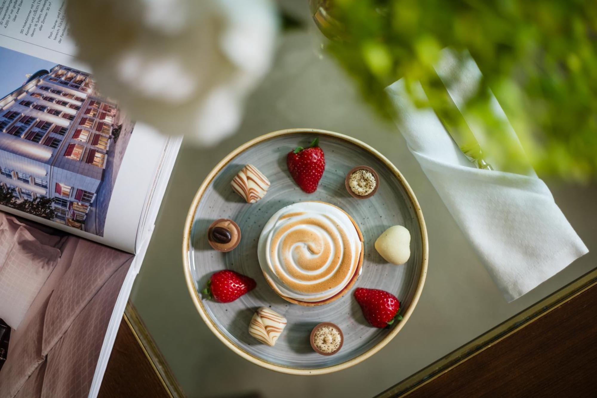 그랜드 엘리제 함부르크 호텔 함브루크 외부 사진 A coffee with a selection of petits fours