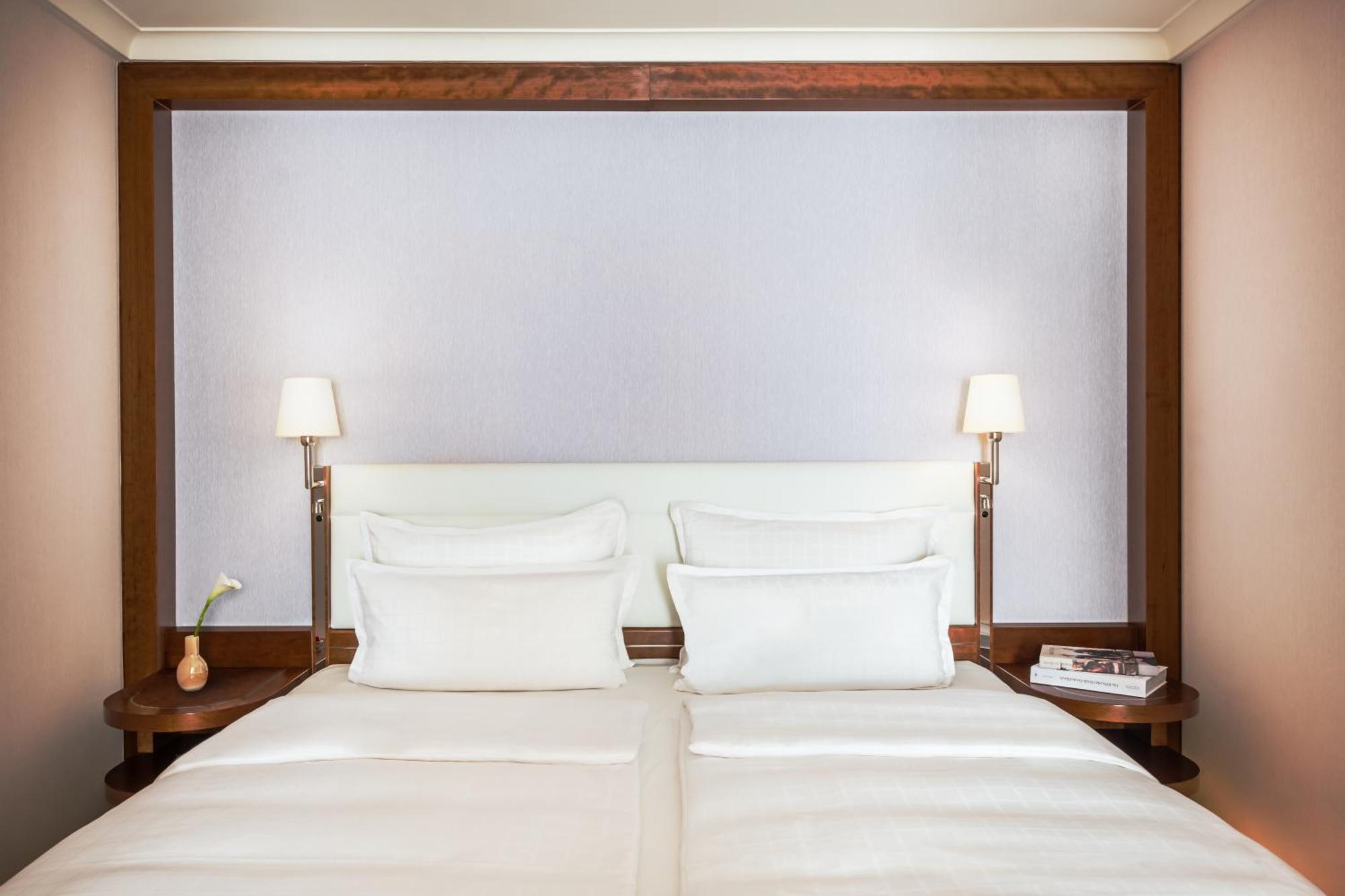 그랜드 엘리제 함부르크 호텔 함브루크 외부 사진 A bedroom at the hotel